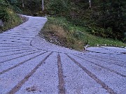 07 Per buon tratto stradetta cementata a tornanti in decisa salita